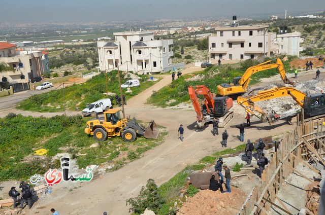 فيديو: قوات كبيرة ومُدججة بالدبابات والصواريخ تهدم اساسات بيت الشيخ غازي عيسى بحجة البناء في ارض المنهال ...